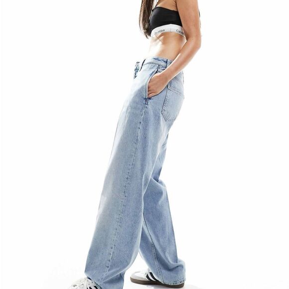 Calvin Klein Jeans 90s straight leg jeans in light wash size 33 NWT in pkg - Picture 2 of 9